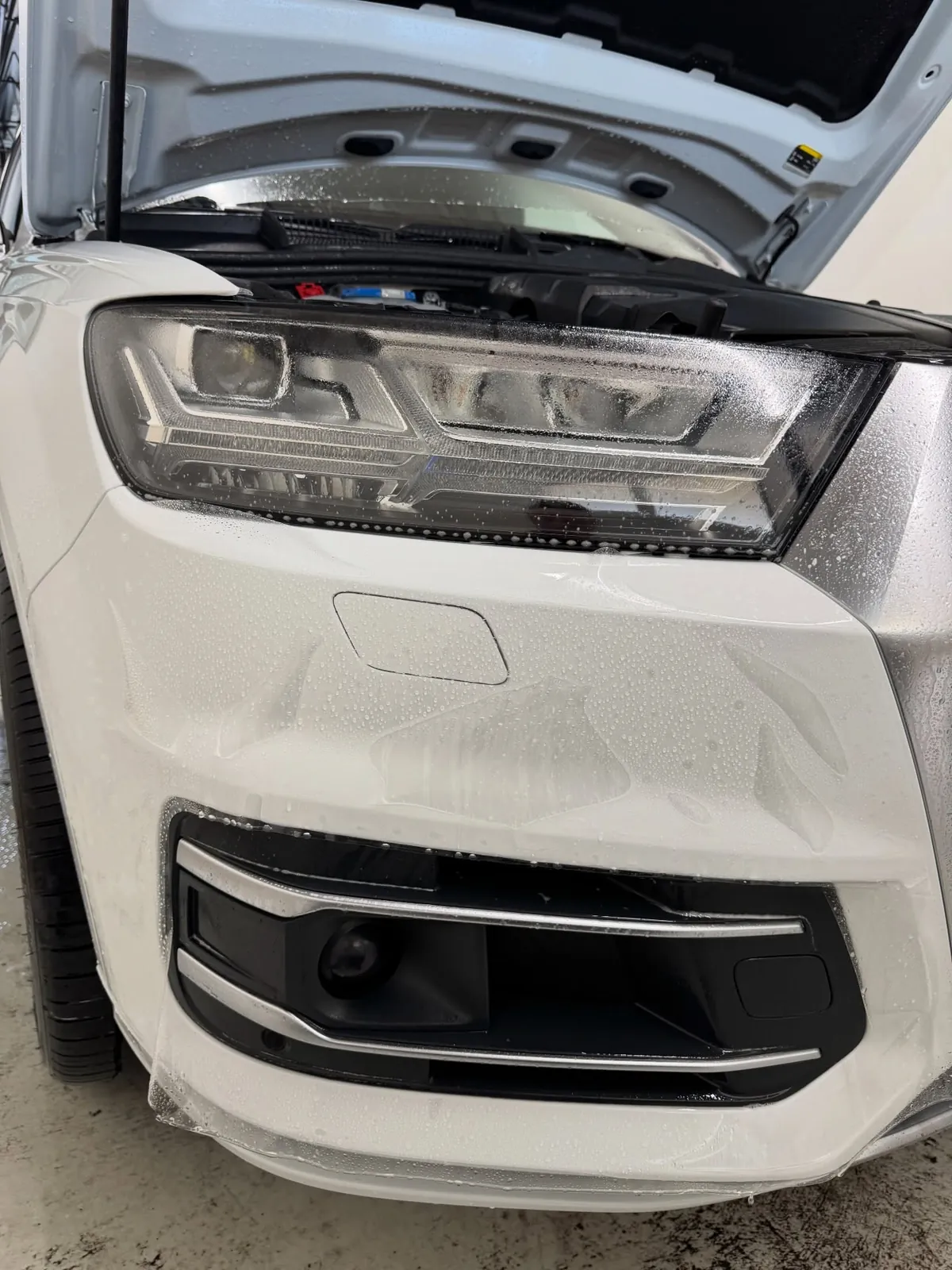 Aplikácia PPF fólie na predný nárazník a svetlomet Audi Q7