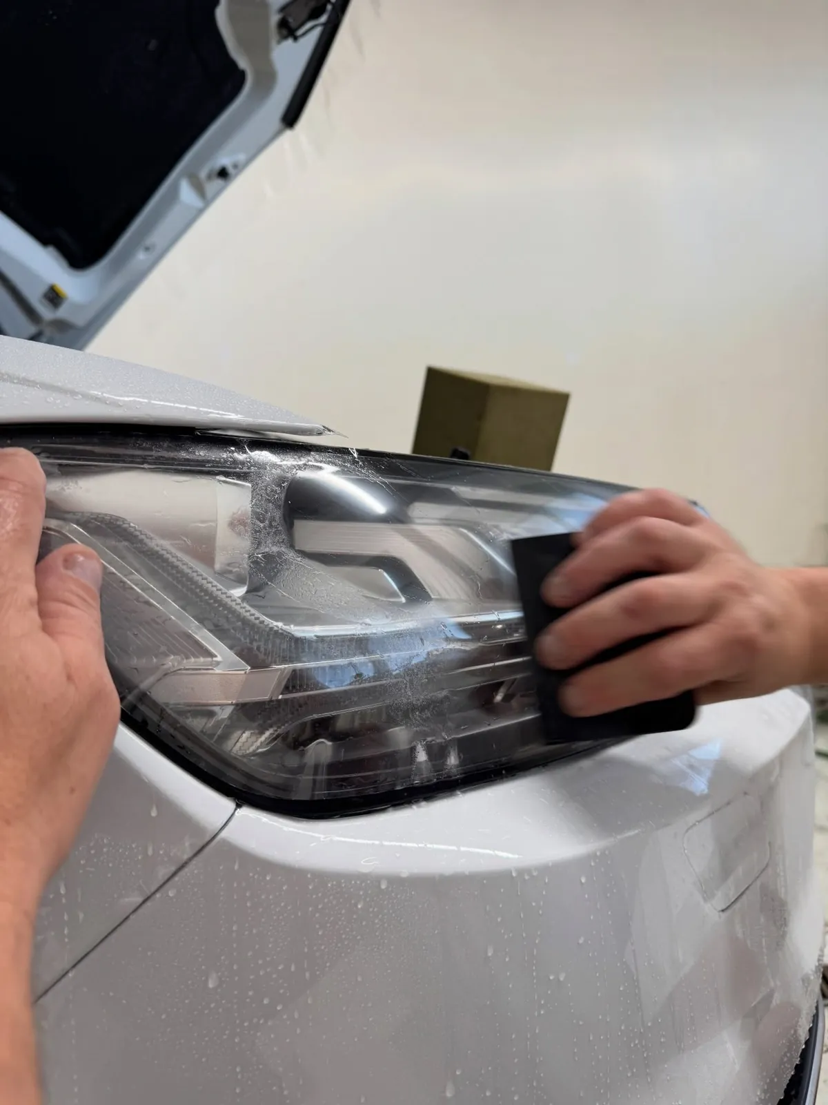 Vytláčanie PPF fólie na svetlomete Audi Q7