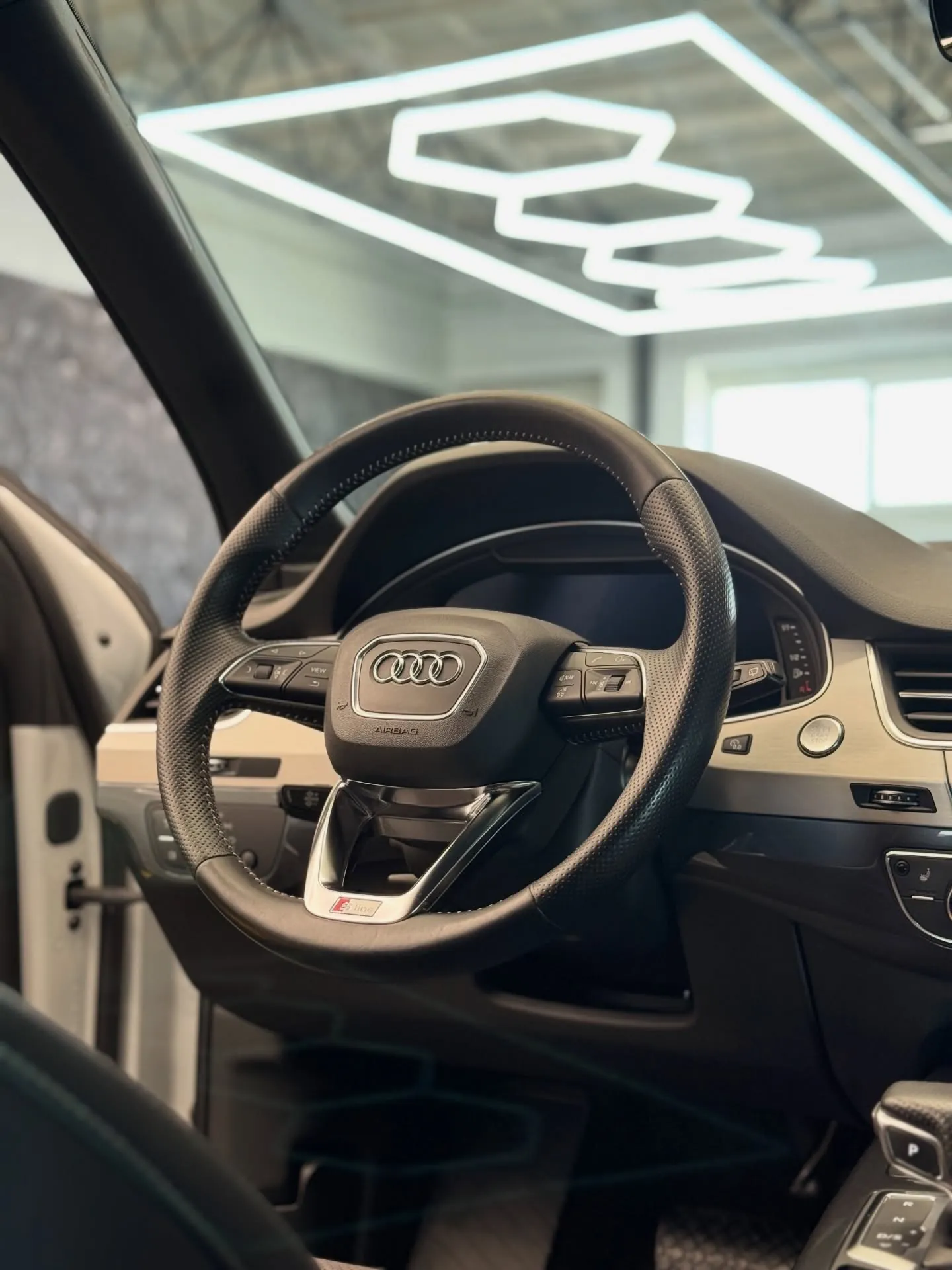 Vyčistený interiér Audi Q7, volant a palubná doska pod svetlami štúdia