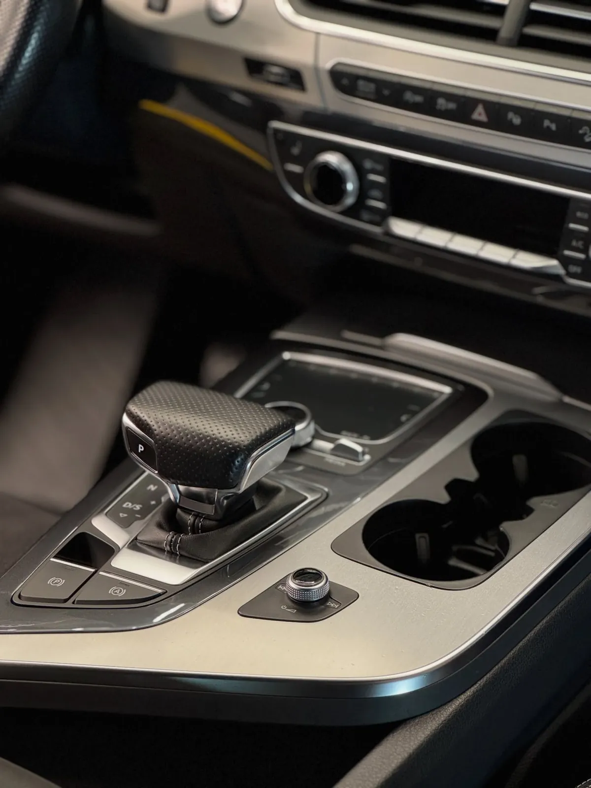Vyčistená stredová konzola a radiaca páka Audi Q7