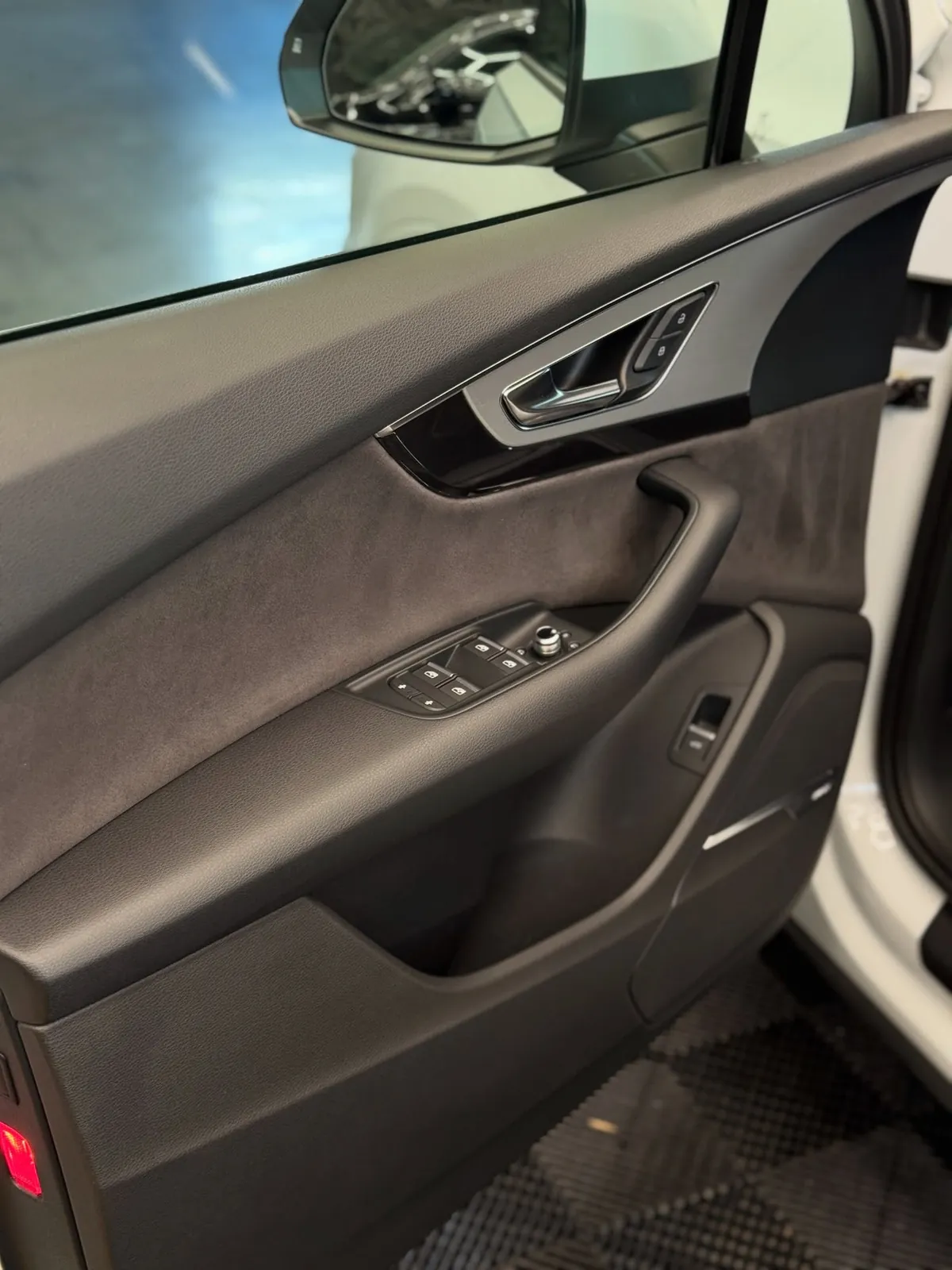 Vyčistený tapacír predných dverí Audi Q7