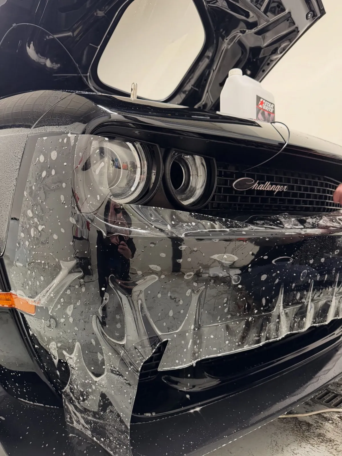 Aplikácia PPF fólie na predný nárazník Dodge Challenger