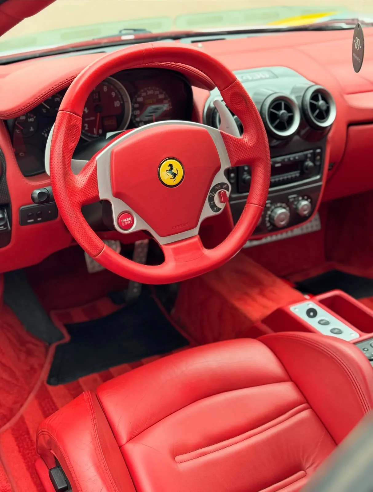 Červený kožený interiér Ferrari F430 po čistení, volant a sedadlo