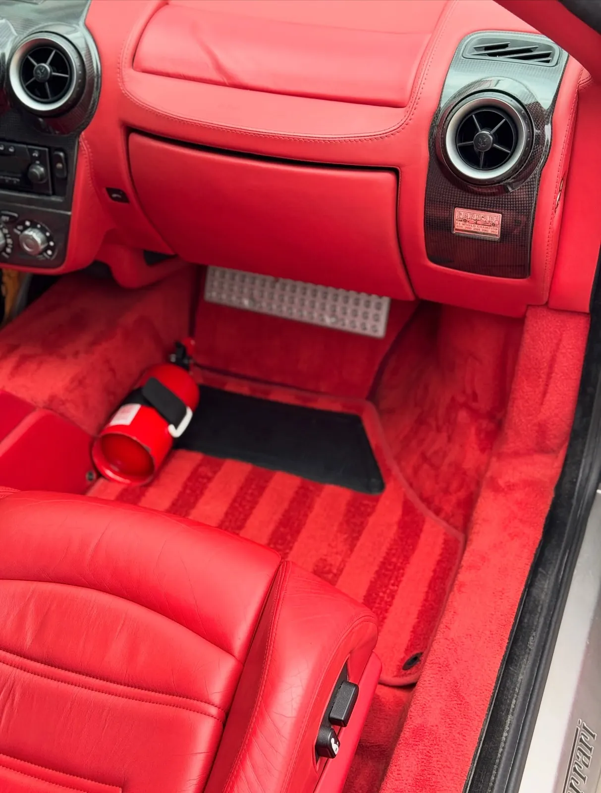 Vytepované červené koberce v interiéri Ferrari F430
