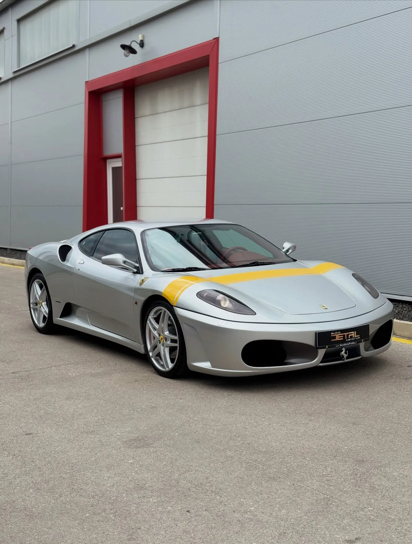 Strieborné Ferrari F430 po detailingu pred štúdiom v Trnave