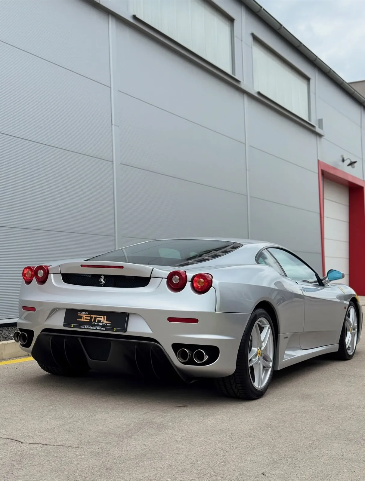 Zadná časť strieborného Ferrari F430 po detailingu exteriéru