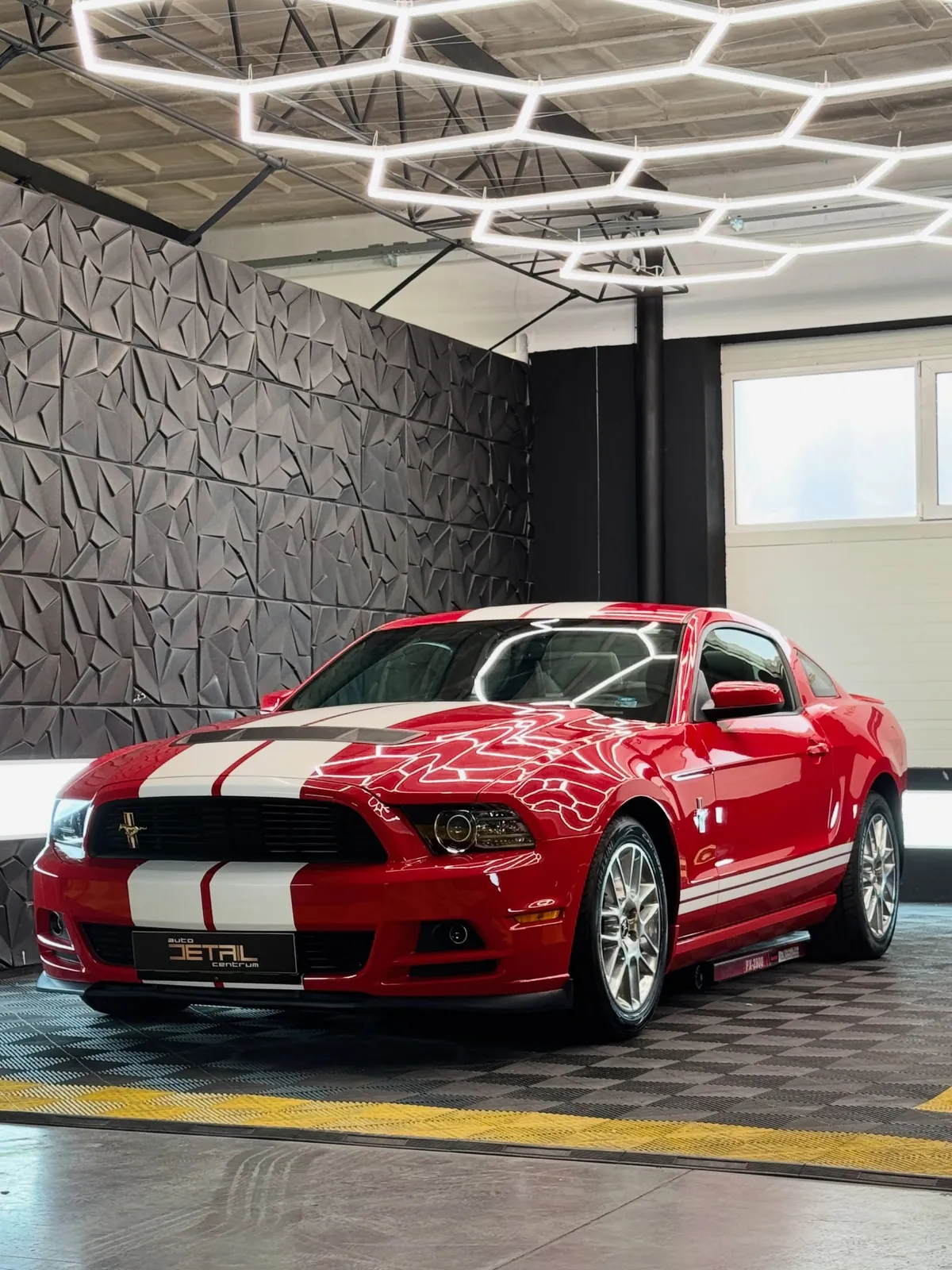 Červený Ford Mustang s lesklým lakom v štúdiu