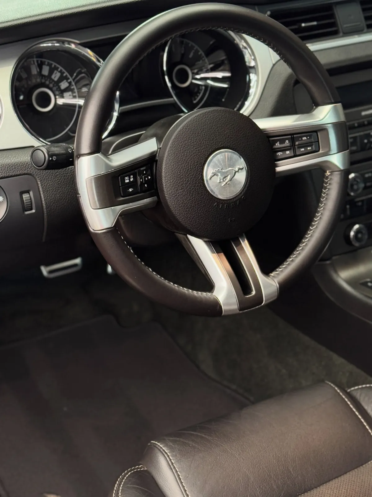 Vyčistený interiér Ford Mustang, volant a palubná doska