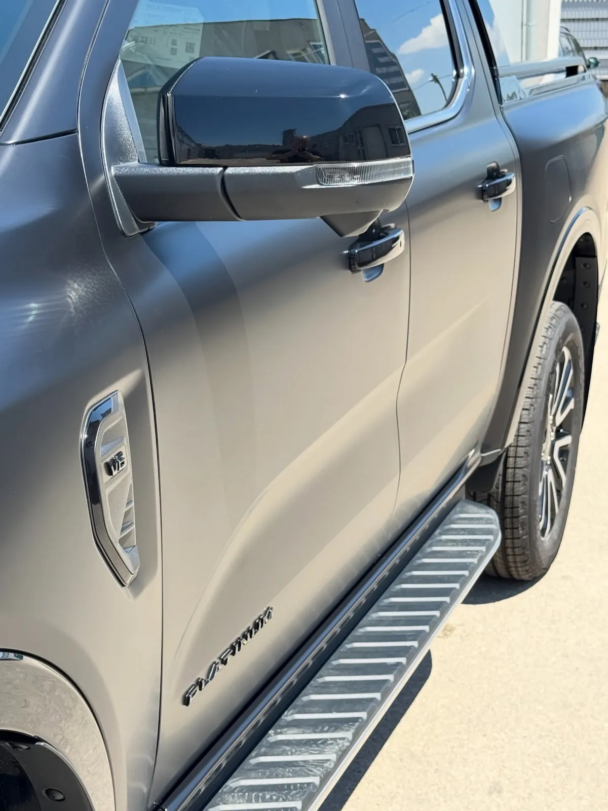 Dvere Ford Ranger Platinum s matnou PPF fóliou a lesklým zrkadlom